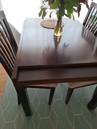 Mesa extensible nogal italiano y 4 sillas tapizada