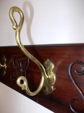 Perchero madera maciza y latón artesanal