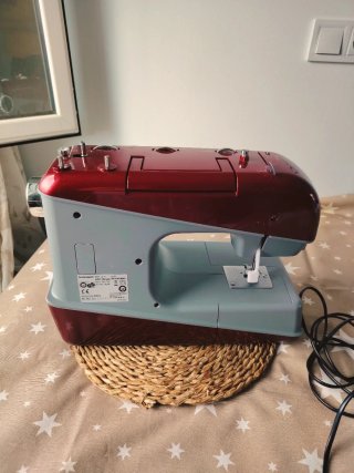 Máquina de coser SilverCrest roja y gris