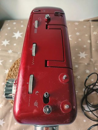 Máquina de coser SilverCrest roja y gris