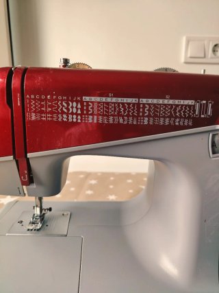 Máquina de coser SilverCrest roja y gris