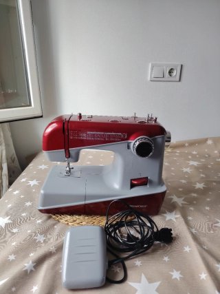 Máquina de coser SilverCrest roja y gris