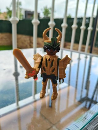 Playmobil Guerrero Dorado Serie 28