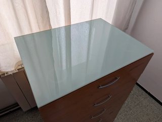 Cajonera de madera y mesitas noche