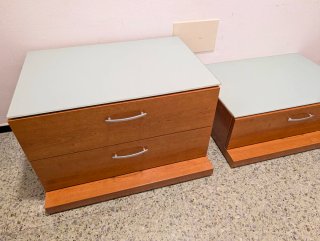 Cajonera de madera y mesitas noche