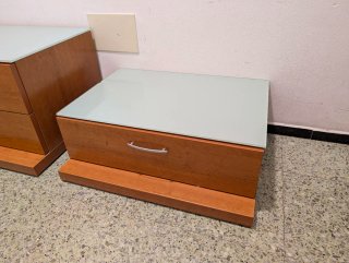 Cajonera de madera y mesitas noche