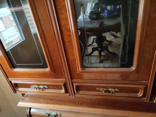 Vitrina de madera con puertas de cristal
