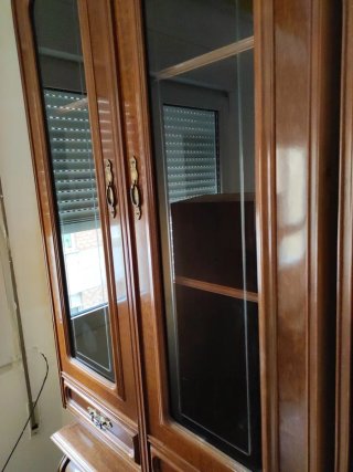 Vitrina de madera con puertas de cristal
