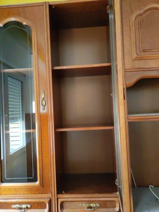 Vitrina de madera con puertas de cristal