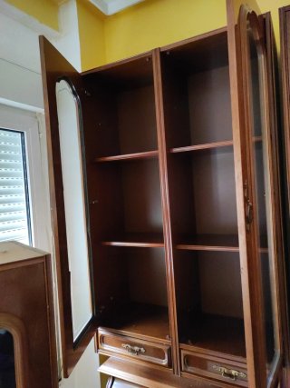 Vitrina de madera con puertas de cristal