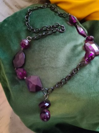 Collar morado con cadena plateada