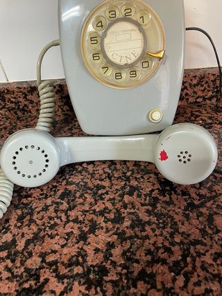 Teléfono antiguo gris CTNE