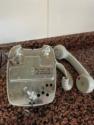 Teléfono antiguo gris CTNE