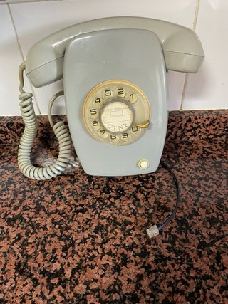 Teléfono antiguo gris CTNE