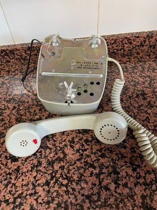 Teléfono antiguo gris CTNE