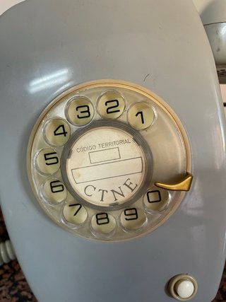 Teléfono antiguo gris CTNE