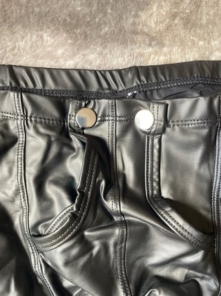 Boxer estilo cuero con apertura frontal y botones