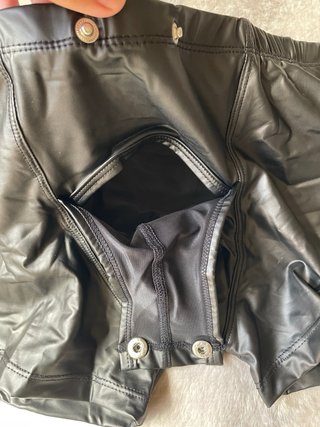 Boxer estilo cuero con apertura frontal y botones