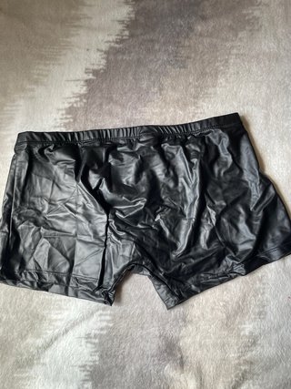 Boxer estilo cuero con apertura frontal y botones