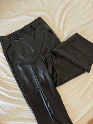 Pantalones negros efecto piel