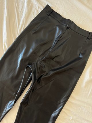 Pantalones negros efecto piel