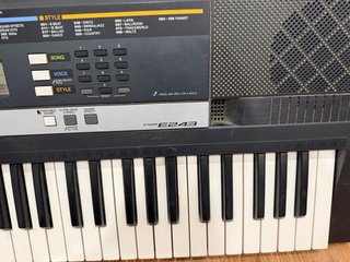 Teclado Yamaha PSR-E243