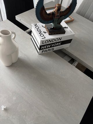 Mesa de salón extensible gris y blanca