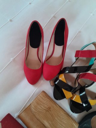Lote 3 pares de zapatos de fiesta,  y dis bolsos
