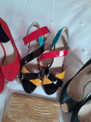 Lote 3 pares de zapatos de fiesta,  y dis bolsos