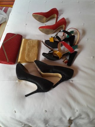 Lote 3 pares de zapatos de fiesta,  y dis bolsos
