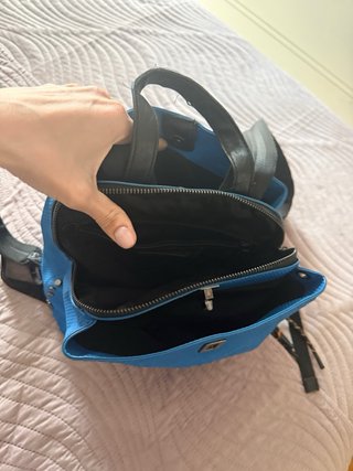 Mochila azul con detalles negros