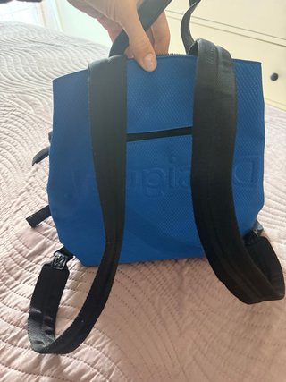 Mochila azul con detalles negros