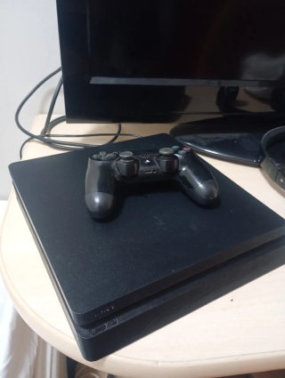 PS4 (PlayStation 4)