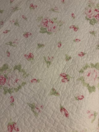 Colcha y cojines cama infantil.