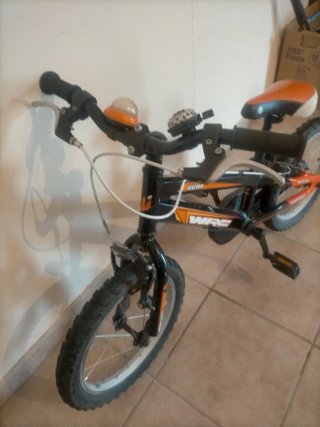 Bicicleta infantil negra y naranja
