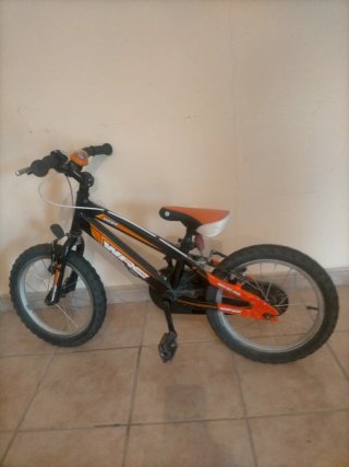 Bicicleta infantil negra y naranja