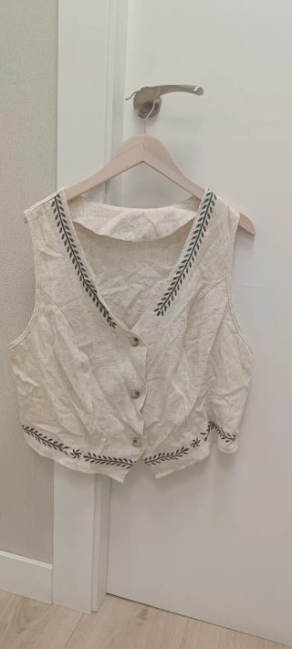 Chaleco beige bordado