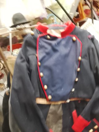Traje militar rojo y azul  por    piesa