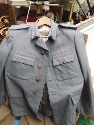 Traje militar rojo y azul  por    piesa