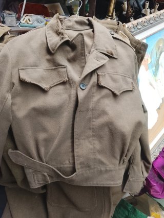 Traje militar rojo y azul  por    piesa