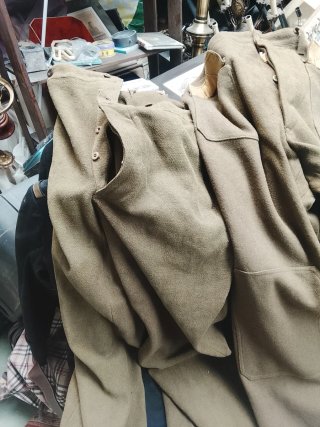 Traje militar rojo y azul  por    piesa