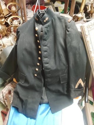 Traje militar rojo y azul  por    piesa