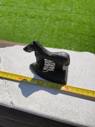 Plancha antigua de hierro con forma de caballo