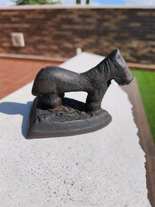 Plancha antigua de hierro con forma de caballo
