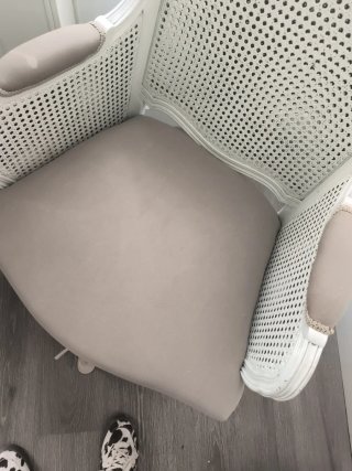 Butaca blanca con cojín rosa
