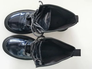 Botas altas imitación cuero negras.