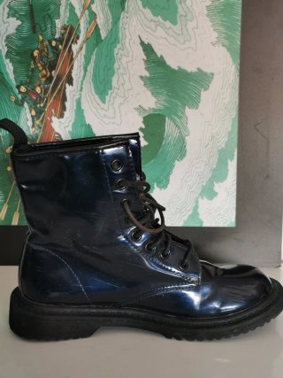 Botas altas imitación cuero negras.