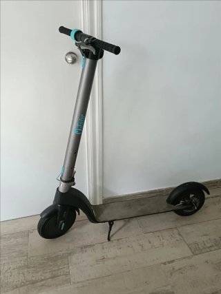 Patinete eléctrico gris y azul