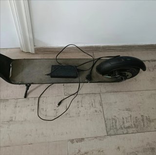 Patinete eléctrico gris y azul