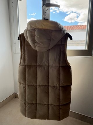 Chaleco acolchado Zara beige capucha. Talla 13-14.